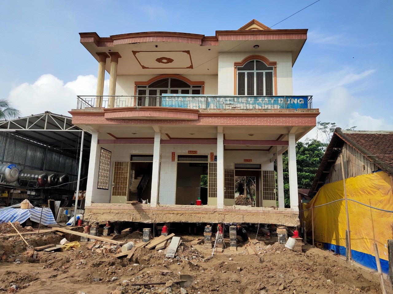 THẦN ĐÈN THIÊN LỘC DI DỜI CĂN NHÀ BÁC SĨ HỢP Ở BÌNH ĐỊNH